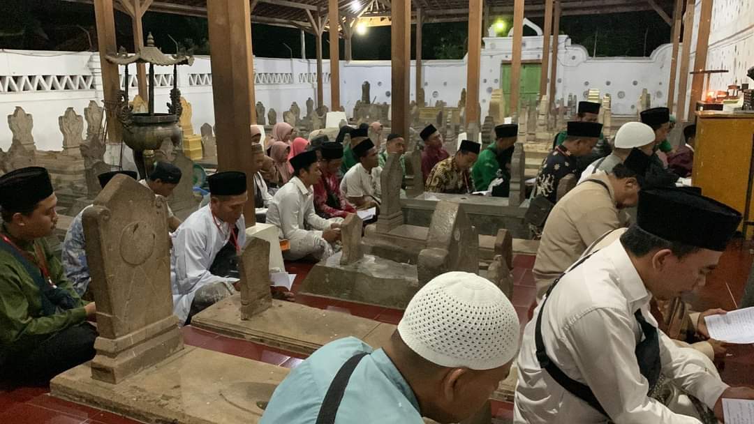 Ansor Karangjompo Pekalongan Adakan Wisata Religi ke Makam Para Wali dan Ulama di Cirebon dan Banten