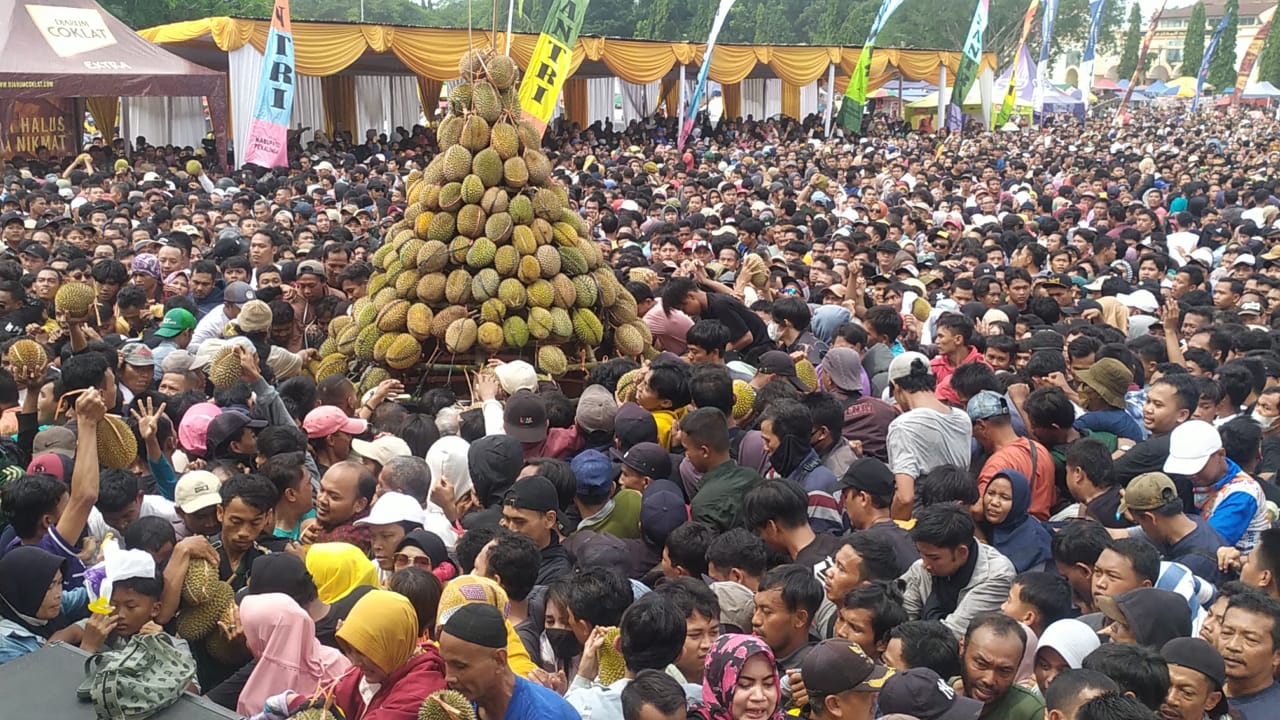 Ribuan Warga Antusias Ikuti Festival Durian Kabupaten Pekalongan