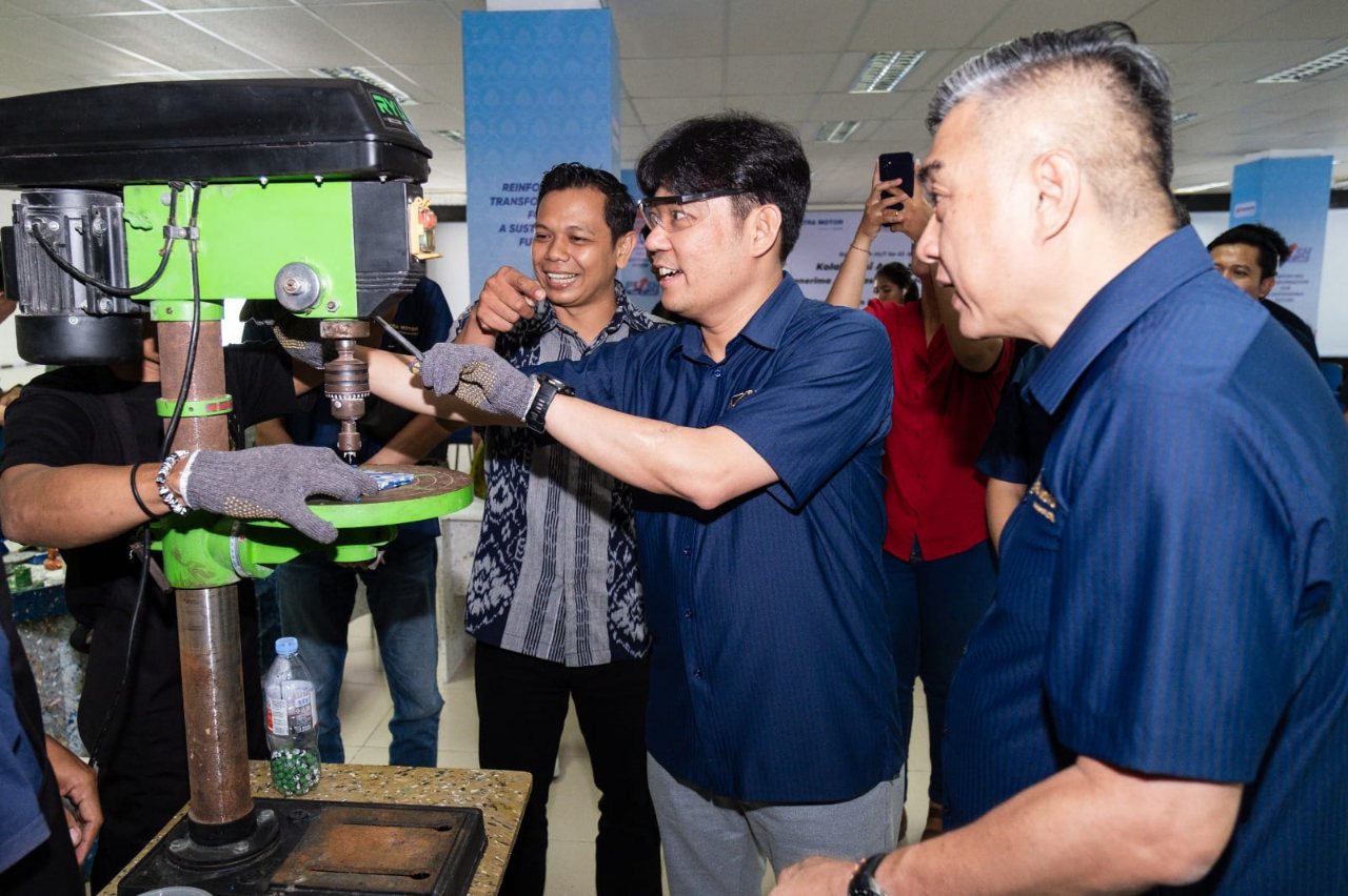 Astra Motor Kolaborasi dengan Penerima Apresiasi SATU Indonesia Awards dalam Pengolahan Sampah Botol Plastik 