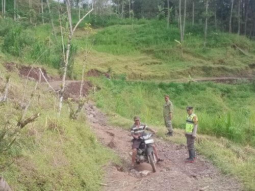 Akses Trajumas–Bodas Putus Akibat Tanah Gerak, Warga Harus Memutar Hingga Hampir Satu Jam