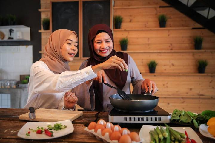 Lagi Puasa Tapi Harus Masak? lni Hukumnya Mencicipi Makanan di Ujung Lidah