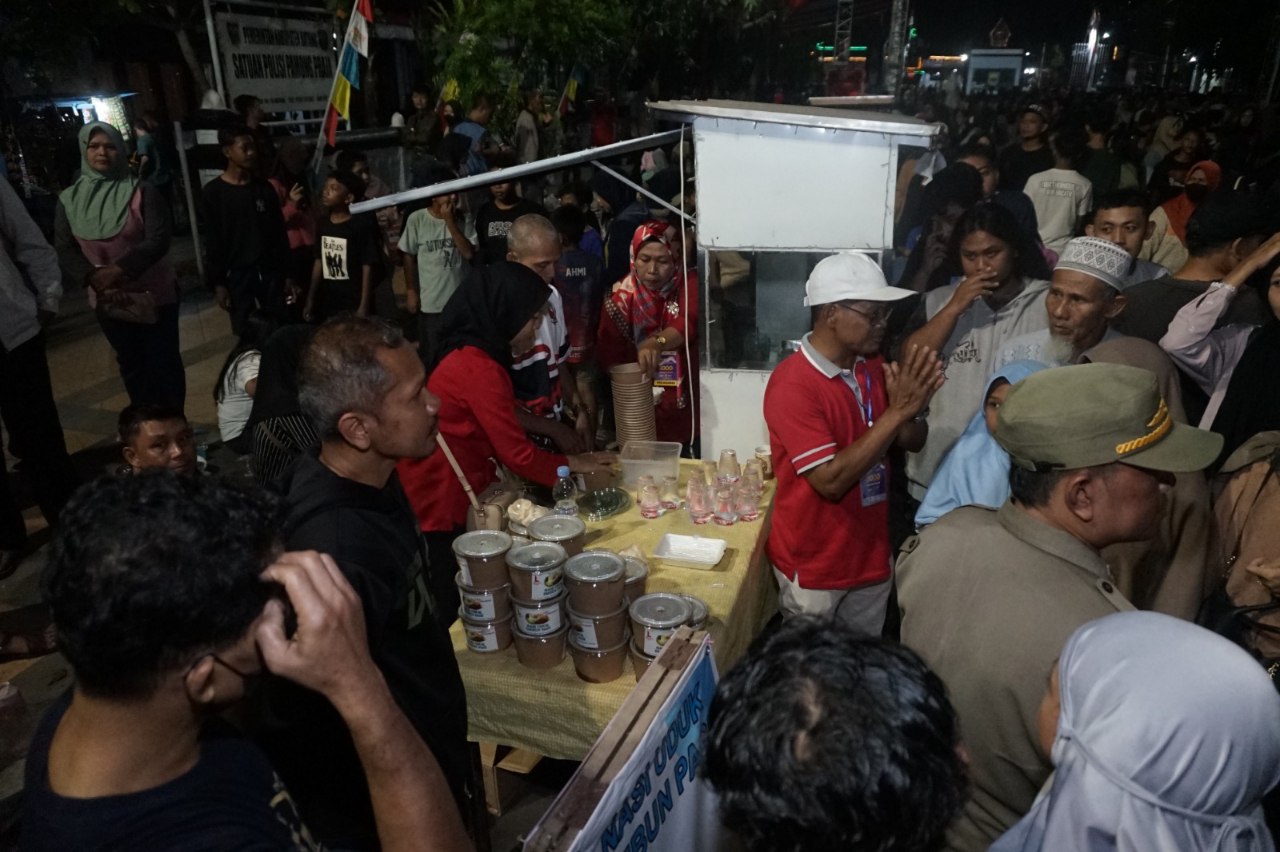 Makan Gratis 3 Ribu Porsi Warnai Tasyakuran HUT RI ke-80 di Batang, Ribuan Warga Padati Jalan Veteran 