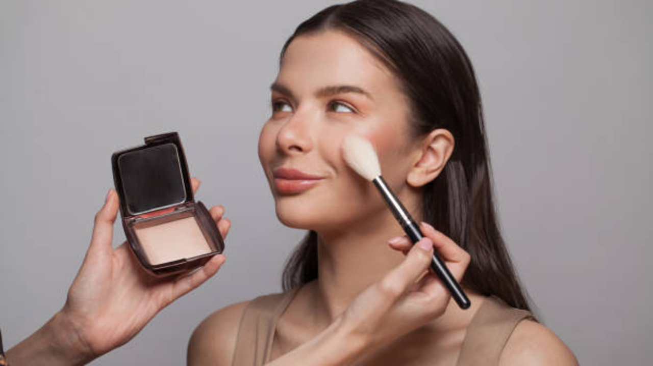 Deretan Merk Bedak Padat untuk Usia 40 Tahun Ke Atas, Bikin Wajah Glowing