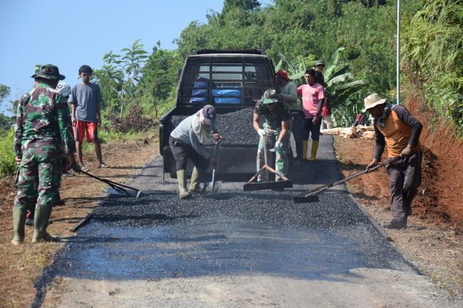 Satgas TMMD Kodim 0710 Pekalongan Kebut Pengaspalan Jalan di Desa Bedagung