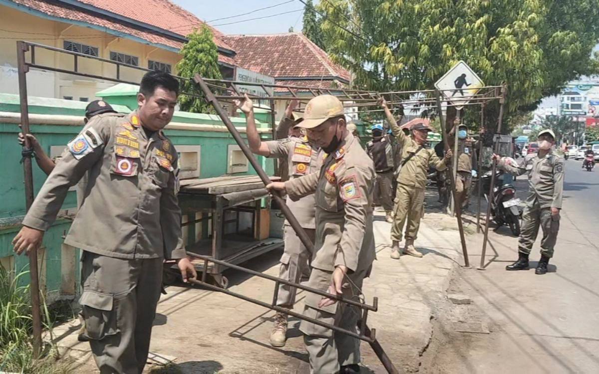 Berada di Badan Jalan dan Trotoar, Sejumlah Lapak Pedagang di Tertibkan Satpol PP