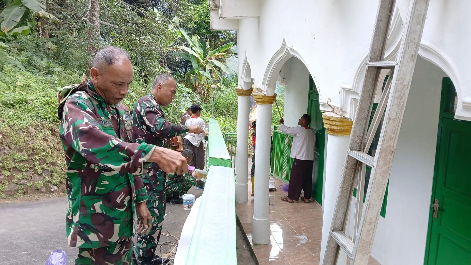 TNI Koramil Lebakbarang Gelar Aksi Sosial, Bantu Rehab Mushola di Timbangsari