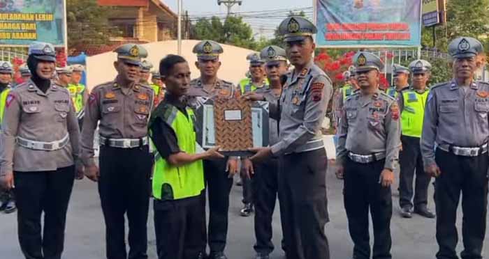 Tiap Hari Bantu Seberangkan Pelajar, Anton Terima Reward dari Kasatlantas