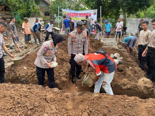 Hidup Sebatangkara, Lansia di Kajen Mendapat Berkah Bedah Rumah dari Polres Pekalongan