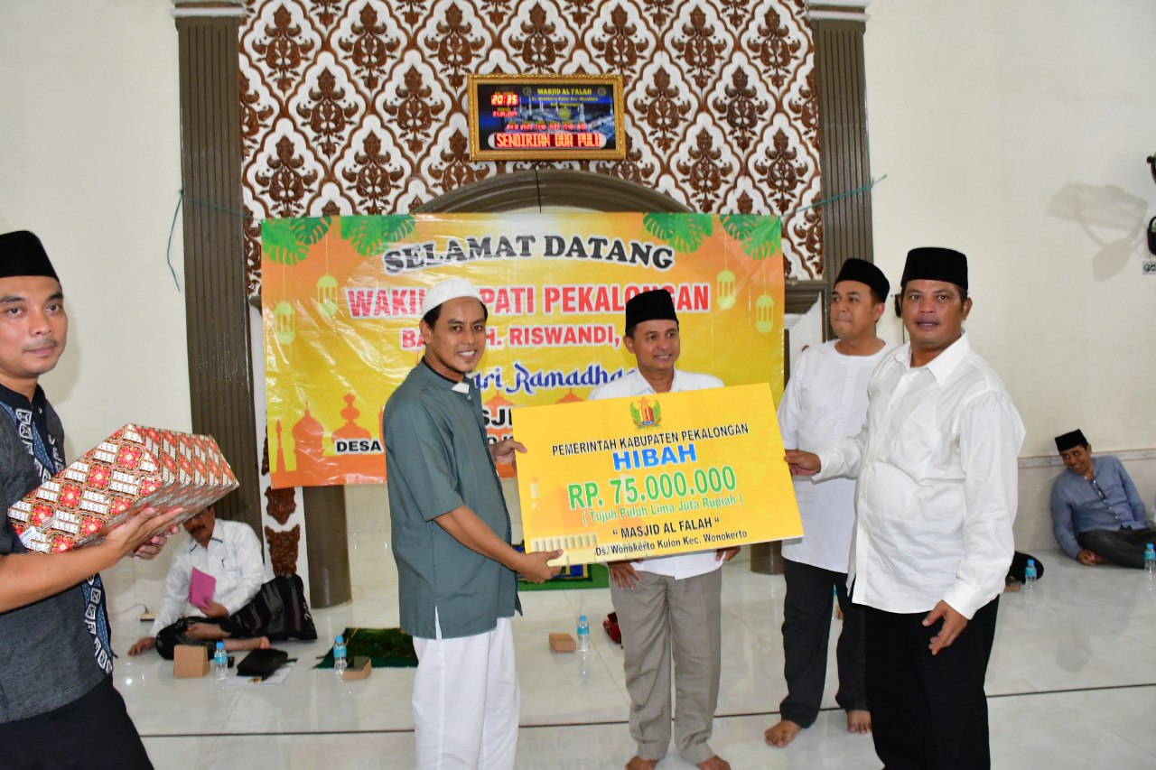 Pemkab Pekalongan Salurkan Bantuan untuk Masjid Al Falah Wonokerto Sebesar Rp 75 Juta