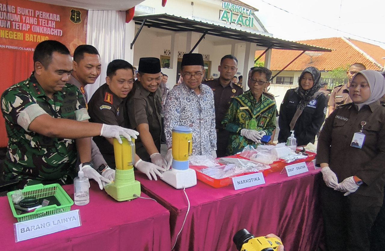 Sabu dan Ganja Senilai Ratusan Juta  Dimusnahkan Kajari Batang dengan Cara Diblender dan Dibakar