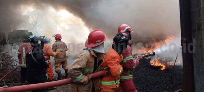 Mengenang Aksi Heroik Damkar Kota Pekalongan, Evakuasi 9 Orang dari Dalam Ruko yang Terbakar 