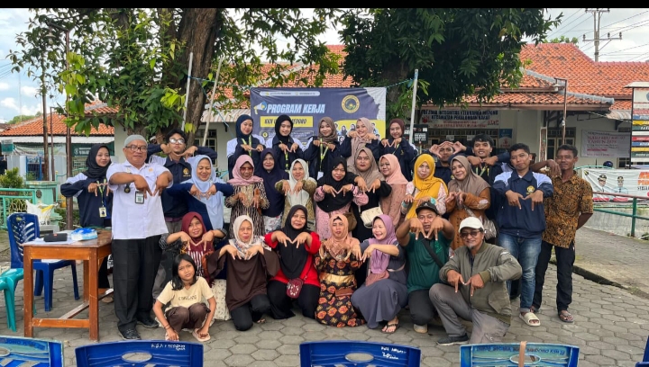 Ubah Sampah Jadi Cuan, Mahasiswa KKN Unikal Latih Warga Medono Buat Kompos & Briket