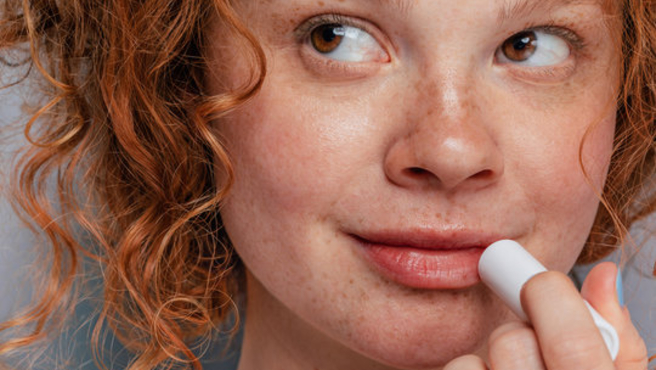 5 Merk Lip Balm yang Bagus untuk Bibir Kering dan Hitam, Cocok Buat Ibu Rumah Tangga