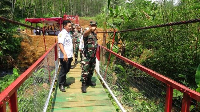 Tim Itjenad Mabesad Cek Jembatan Gantung Garuda di Doro Pekalongan
