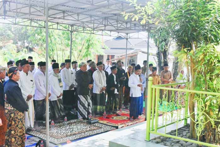 Sambung Nilai Historis, Pemkab Kendal Ziarahi Makam Tumenggung Bahurekso di Tegal