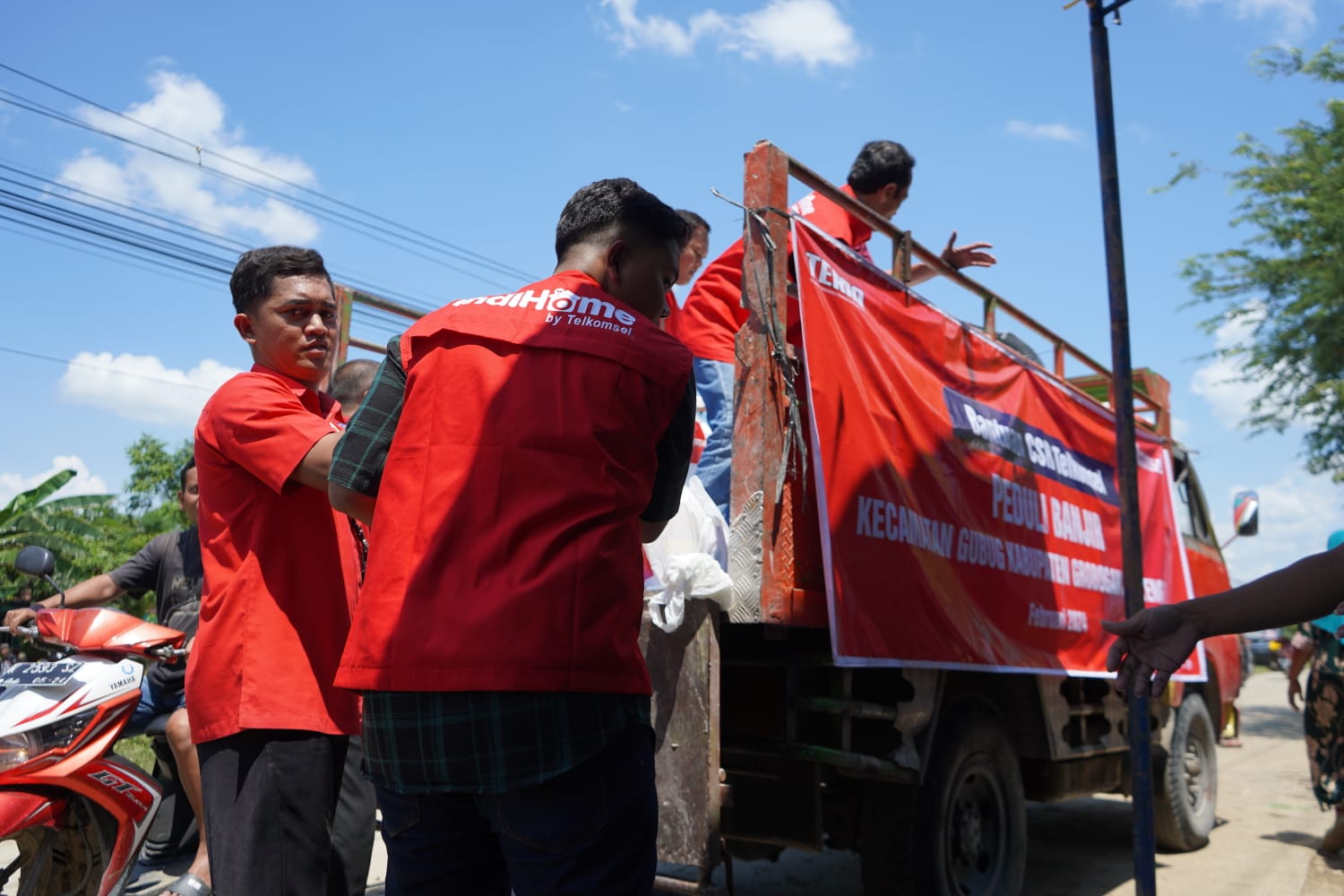 Peduli Banjir di Grobogan, Telkomsel Salurkan Bantuan CSR 