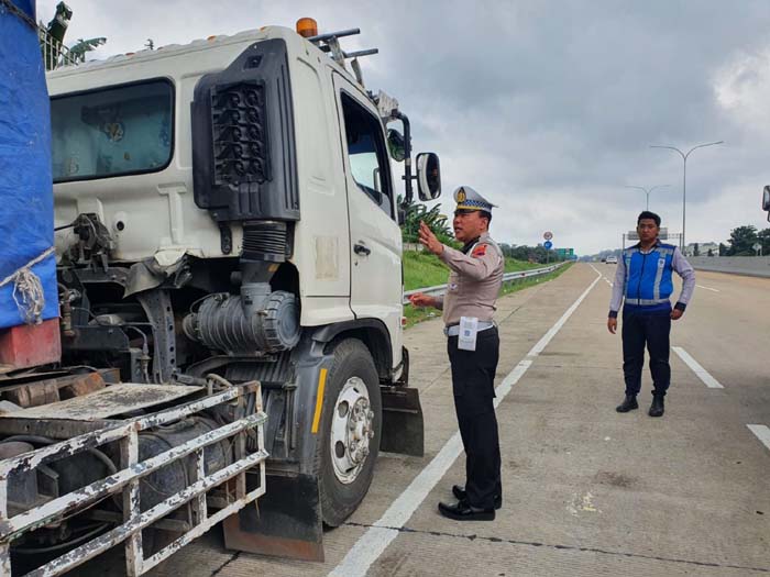 Parkir Liar Truk Bermunculan di Jalur Pantura 