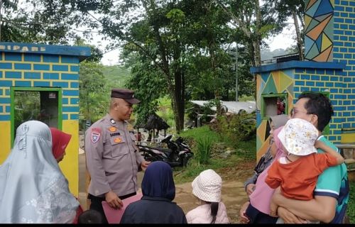 Sambang Dialogis di Lokasi Wisata, Bhabinkamtibmas Polsek Karanganyar Imbau Pengunjung Wisata Sipare