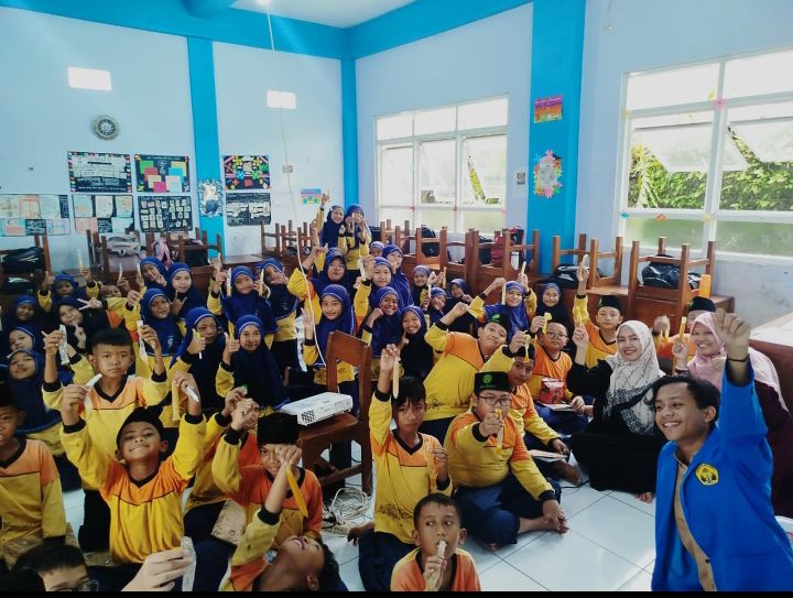 Prodi Farmasi UNIKAL Kenalkan Jamu kepada Siswa MIM Kauman Wiradesa Lewat Program “Jamu Goes To School”