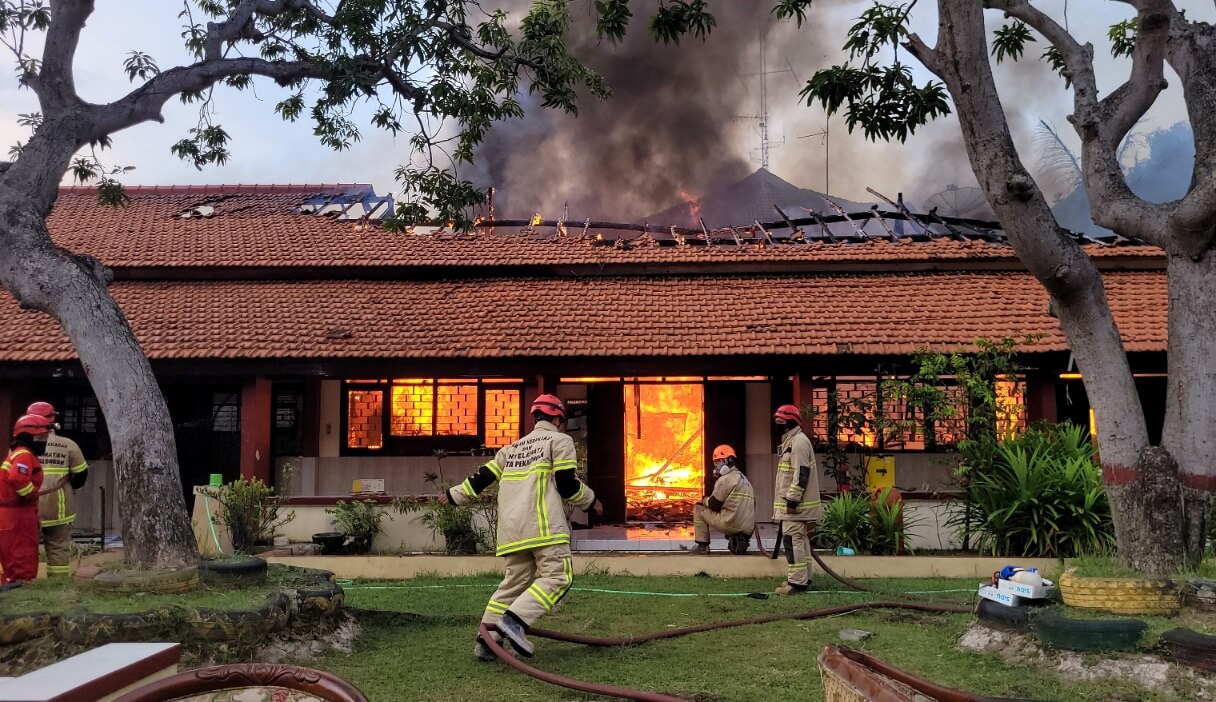 BREAKING NEWS! SMKN 2 Pekalongan Terbakar, 5 Ruangan Hangus