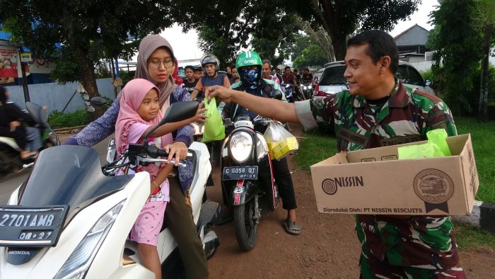 Koramil Kedungwuni Bagi-bagi Takjil, Disiapkan 250 Paket Takjil