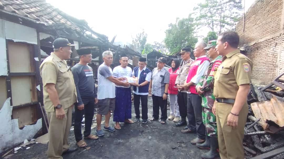 PMI Kabupaten Batang Serahkan Bantuan Rehab 3 RTLH Korban Kebakaran di Bandar 