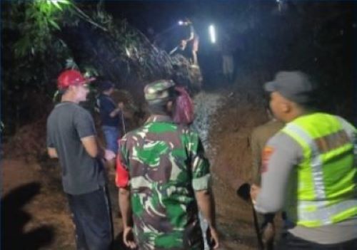 Tanah Longsor Tutup Akses Jalan di Desa Pamutuh Lebakbarang