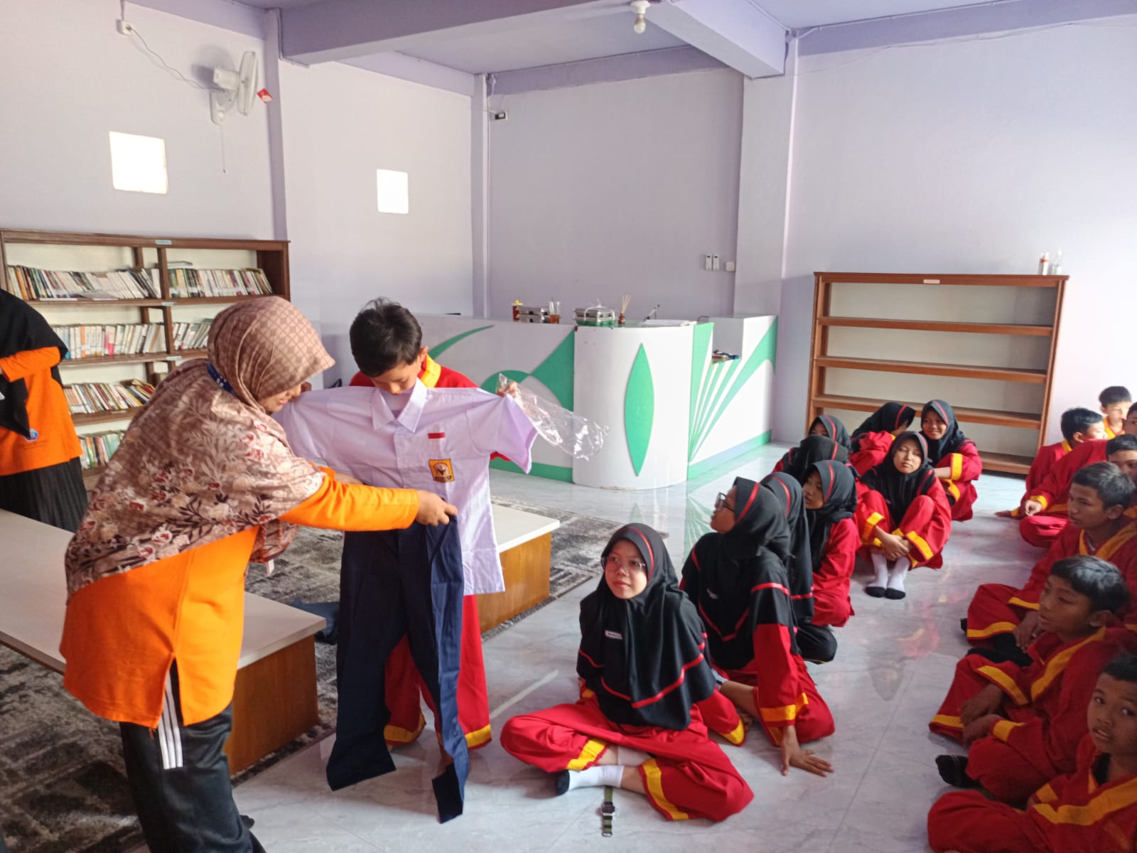 Tak Hanya Sekolah Negeri, Siswa Madrasah di Batang Juga Terima Bantuan Seragam Gratis Bupati Faiz