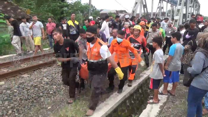 Nekat Terobos Palang Pintu Perlintasan, Dua Pelajar SMP Tewas Tersambar Kereta Api