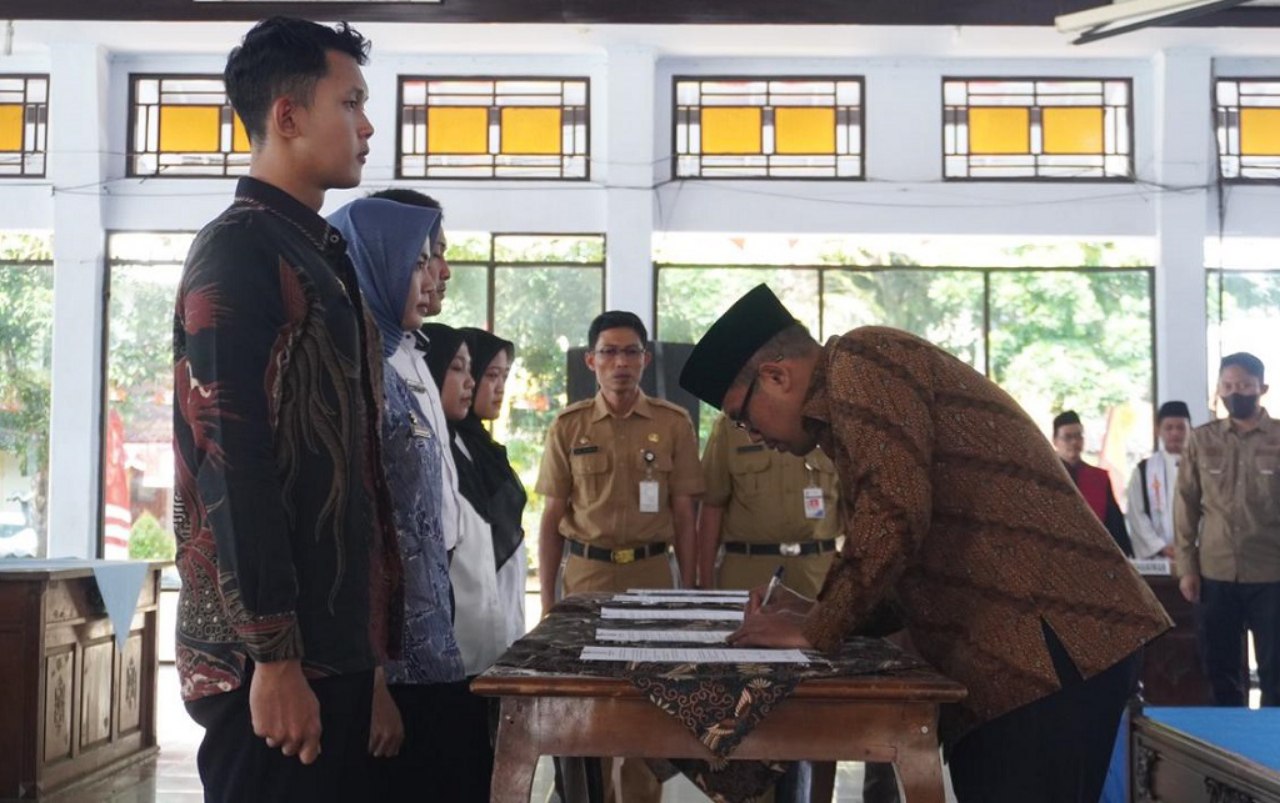 Serahkan 109 SK PNS dan PPPK, Bupati Batang Ingatkan Jangan Ada Fenomena Talak Cerai Setelah Diangkat