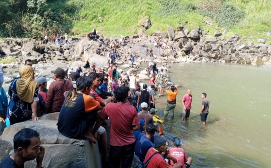 Berenang di Curug Barong, Tiga Remaja Tewas Tenggelam 