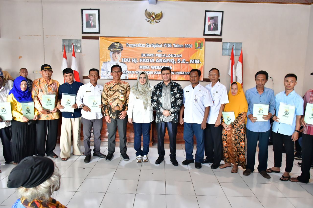 Masyarakat Desa Wiradesa Terima 293 Sertifikat Gratis
