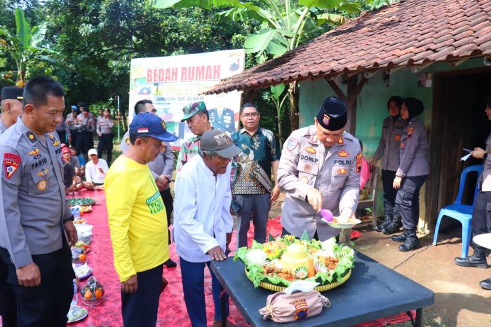 Polres Pekalongan Bedah Rumah Pasangan Manula di Desa Bukur