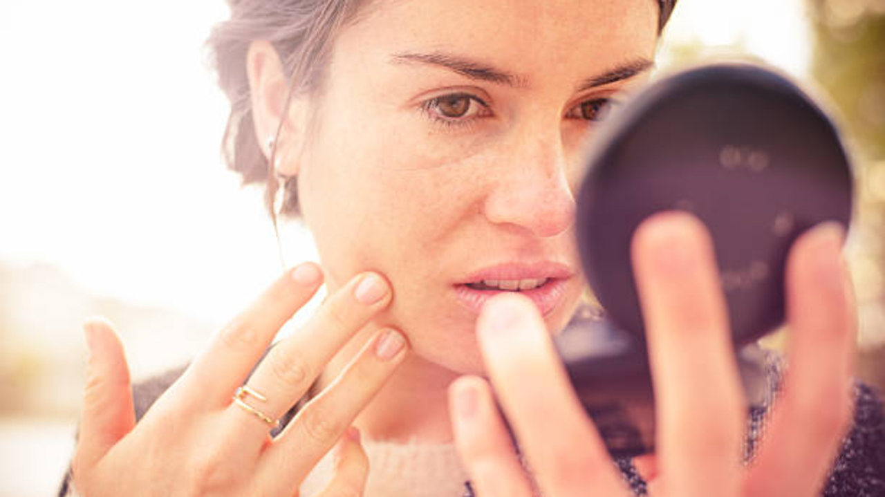 Kebiasaan Makeup yang Bikin Wajah Cepat Tua, No 3 Paling Sering Dilakukan