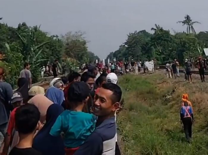 Warga Batang Tewas Tertabrak Kereta di Perlintasan Tanpa Palang Pintu Tengeng Wetan