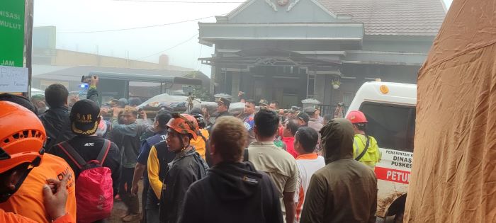 Petugas Gabungan Evakuasi 17 Korban Meninggal Tertimbun Longsor di Petungkriyono, 8 Orang Dalam Pencarian