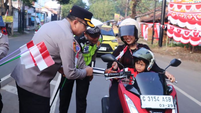 Semarakkan HUT Kemerdekaan RI Ke-80, Kapolres Pekalongan AKBP Rachmad Bagikan Bendera di Jalanan