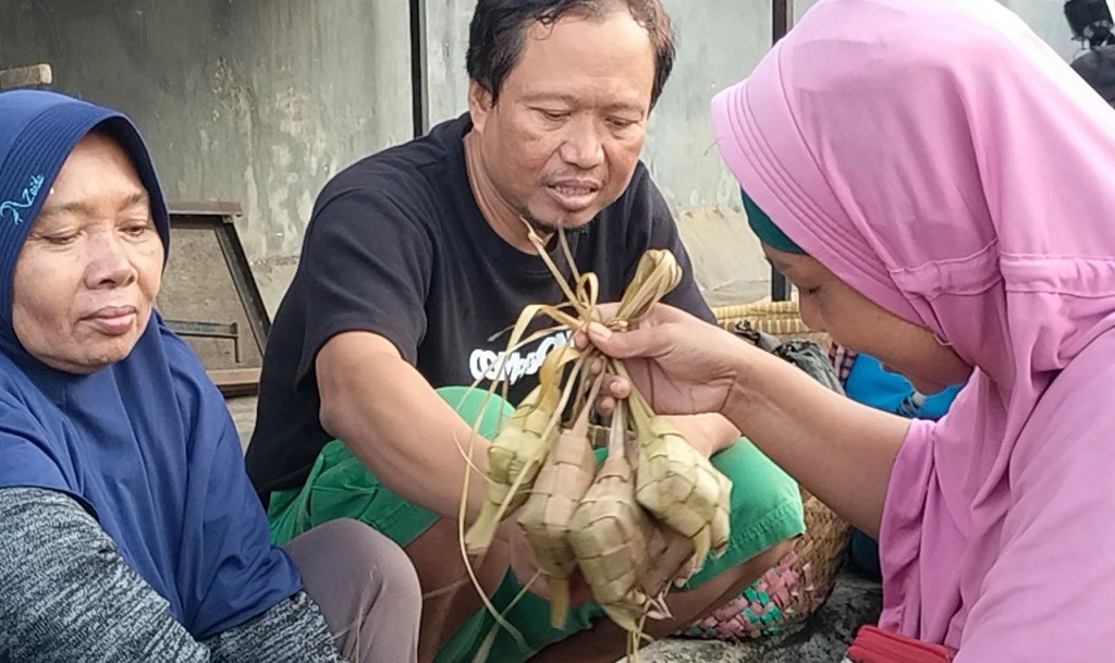 Cerita Peagang Kupat Musiman di Pasar Batang, Mengais Rezeki dari Seikat Ketupat di Momen Syawalan 