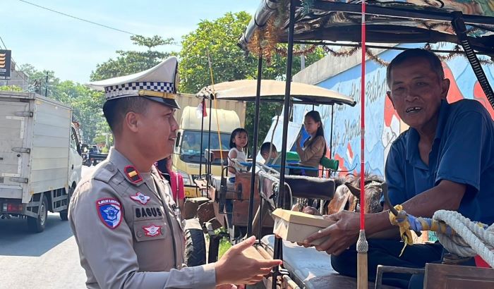 Jumat Berkah, Satlantas Polres Pekalongan Bagikan Nasi Kotak