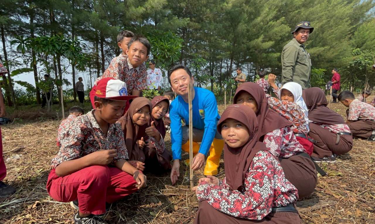 BPI Bersama DLH dan Sejumlah Elemen Tanam Ribuan Mangrove di Pesisir Batang, Dukung Program Mageri Segoro