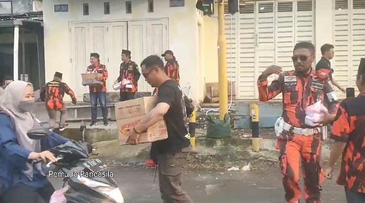 Berlomba-lomba dalam Kebaikan, Pemuda Pancasila Batang Bagikan Takjil di Kecamatan Bandar 