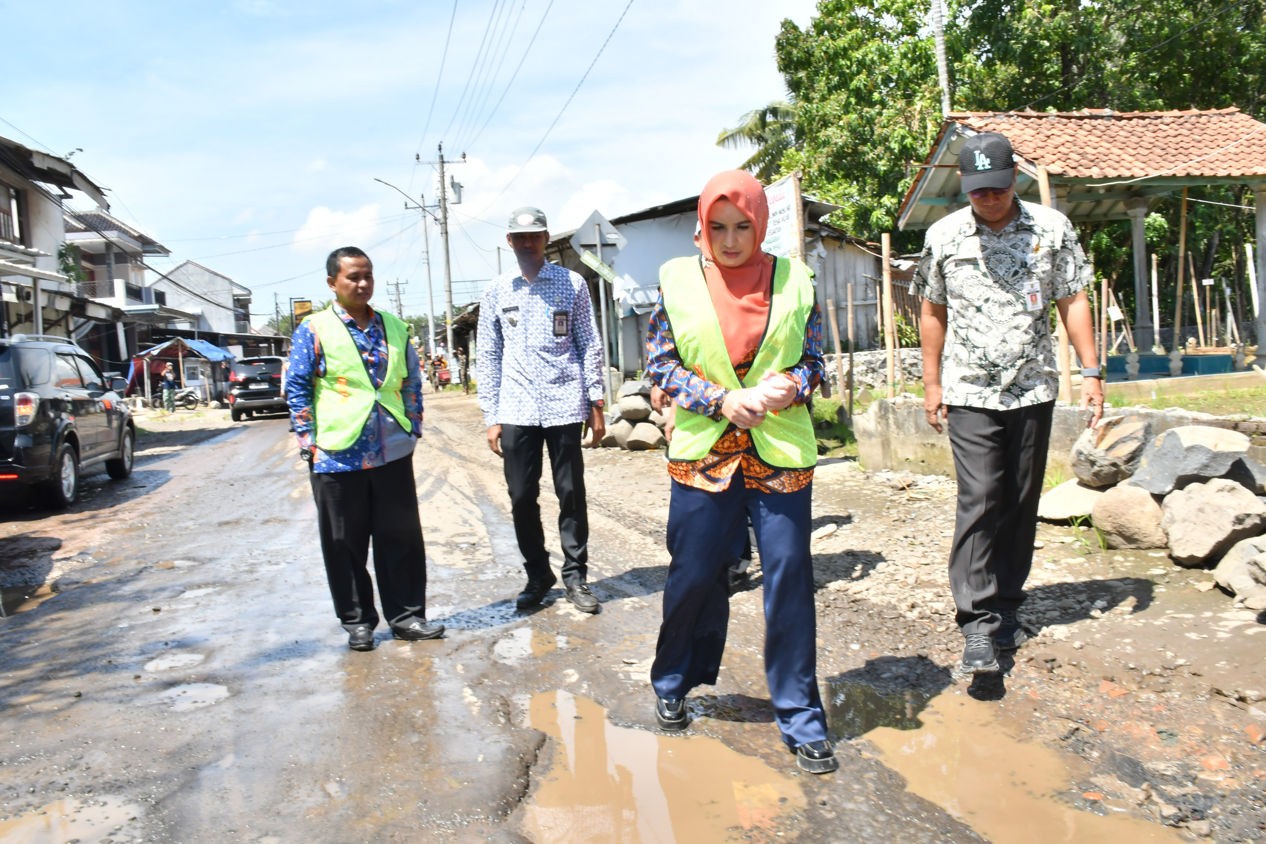 Bupati Pekalongan Fadia Arafiq Tinjau Penanganan Banjir dan Jalan Rusak di Pacar Tirto