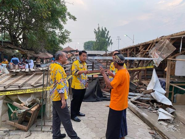 Sekda Tinjau Pasar Krempyeng Wiradesa yang Ambruk, Kerugiannya Ditaksir Rp 150 Juta