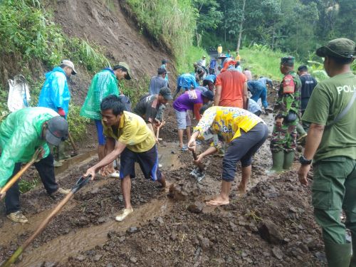 Tebing 20 Meter Longsor, Babinsa Lebakbarang Bersama Masyarakat Gotong-royong Bersihkan Material longsoran