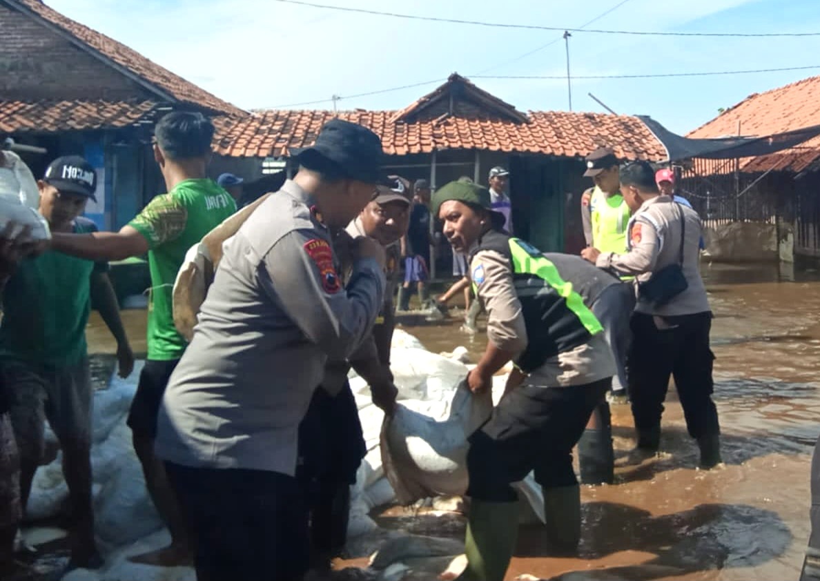 Atasi Rob, Personel Polres Pekalongan Kota dan Warga Perkuat Tanggul Bandengan Pakai Ratusan Sandbag