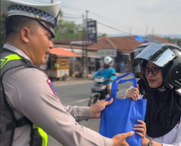 Polisi Berikan Beras dan Minyak Goreng, Bagi Pengendara Tertib Berlalu Lintas