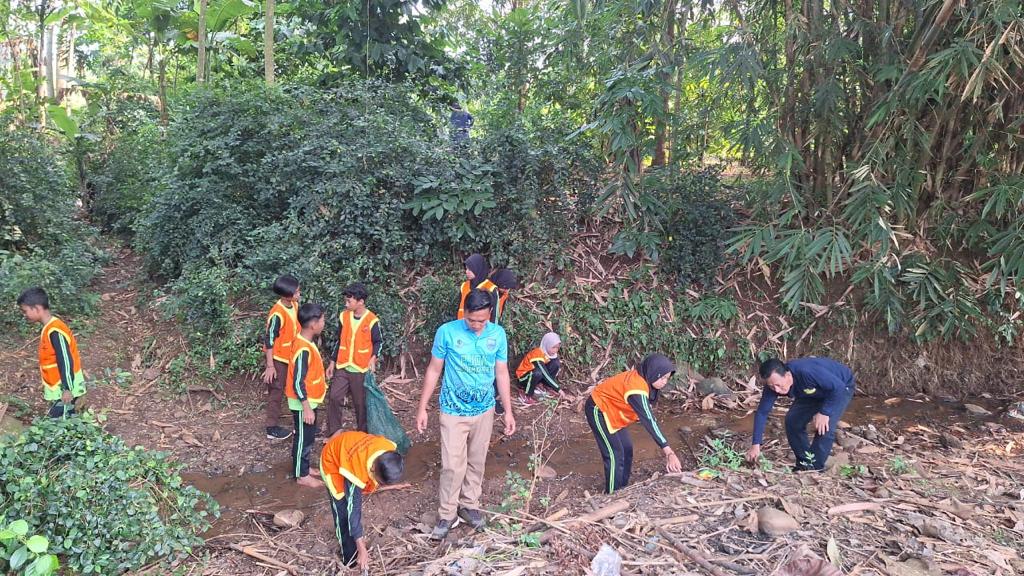 Cegah Banjir, Pelajar Wonokerso 01 Kandeman Bersihkan Sampah hingga ke Sungai Sekitar