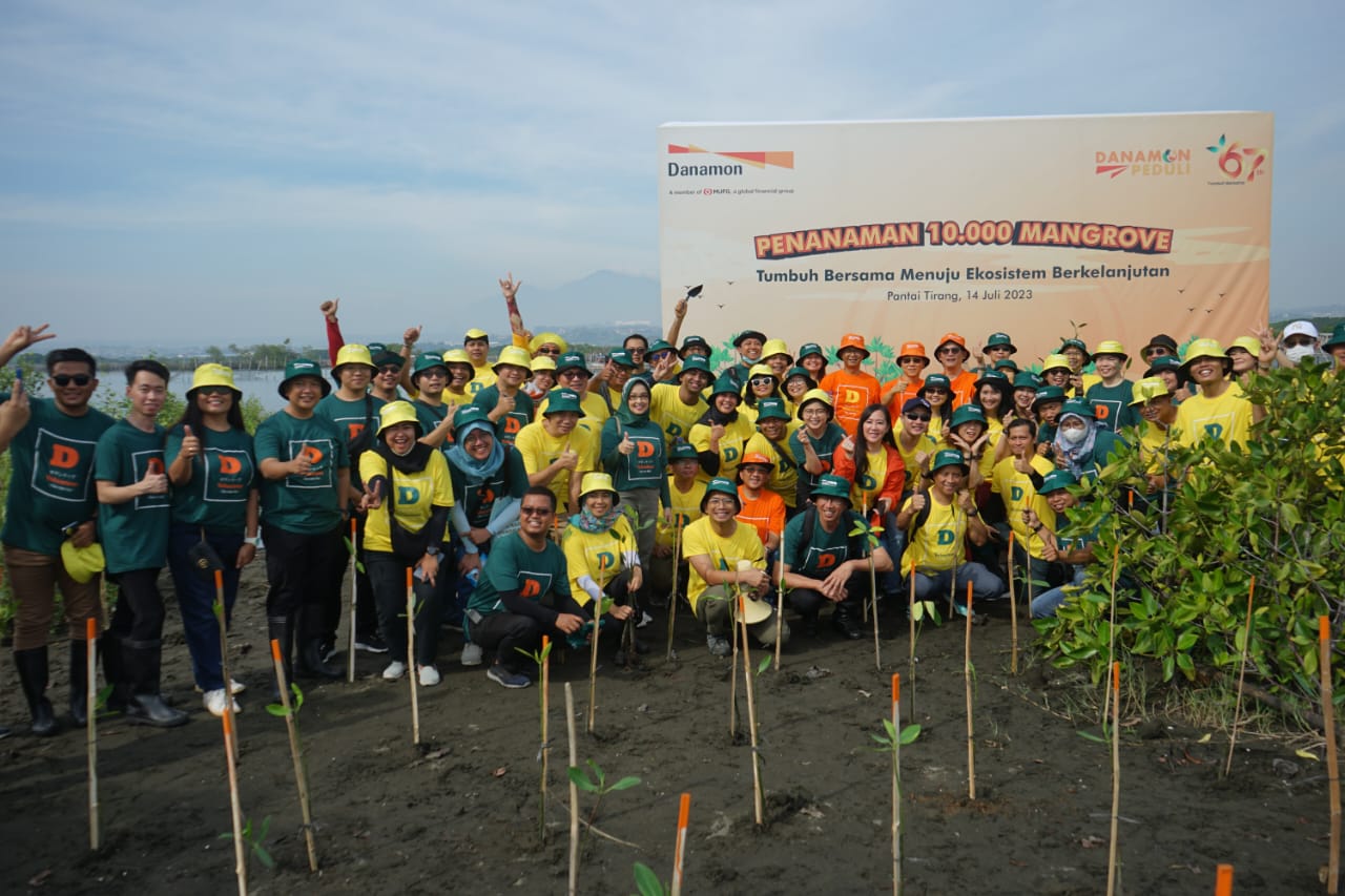 Mengusung Semangat Tumbuh Bersama, Danamon Tanam 10.000 Pohon Mangrove di Pantai Tirang