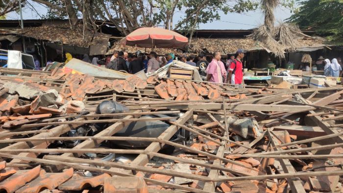 Bangunan Pasar Krempyeng Wiradesa Kabupaten Pekalongan Ambruk, 3 Pedagang Dilarikan ke Rumah Sakit