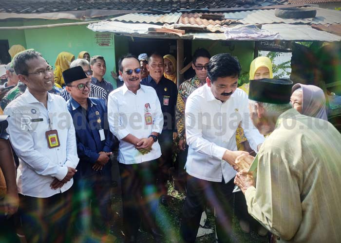 Menteri ATR/ BPN Bagikan Sertifikat Tanah ke Warga 